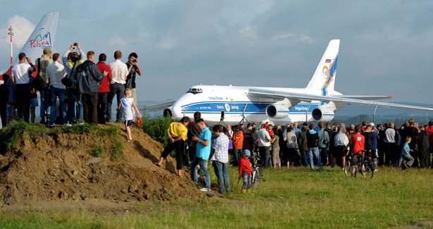 Jasionka (woj. podkarpackie), 25.07.2011. Drugi co do wielkości samolot transportowy na świecie An-124 Rusłan ląduje na lotnisku w Jasionce, 25 bm. Transportowca zamówiła jedna z firm z Doliny Lotniczej (3). Fot. (dd/cat) PAP/Darek Delmanowicz