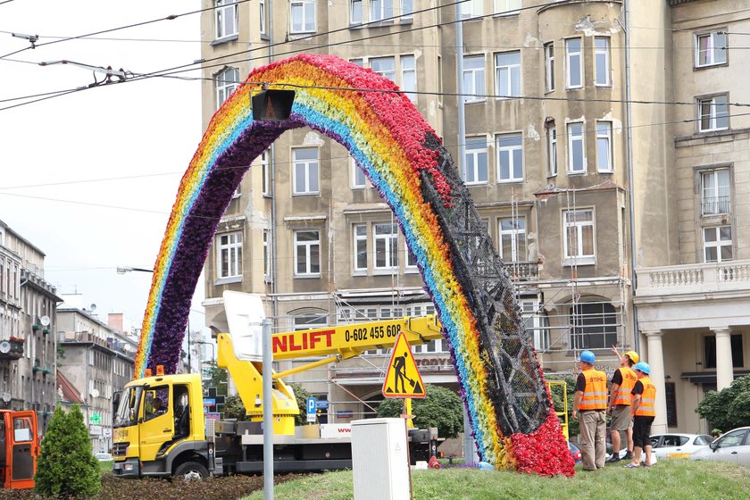 Tęcza na pl. Zbawiciela w Warszawie