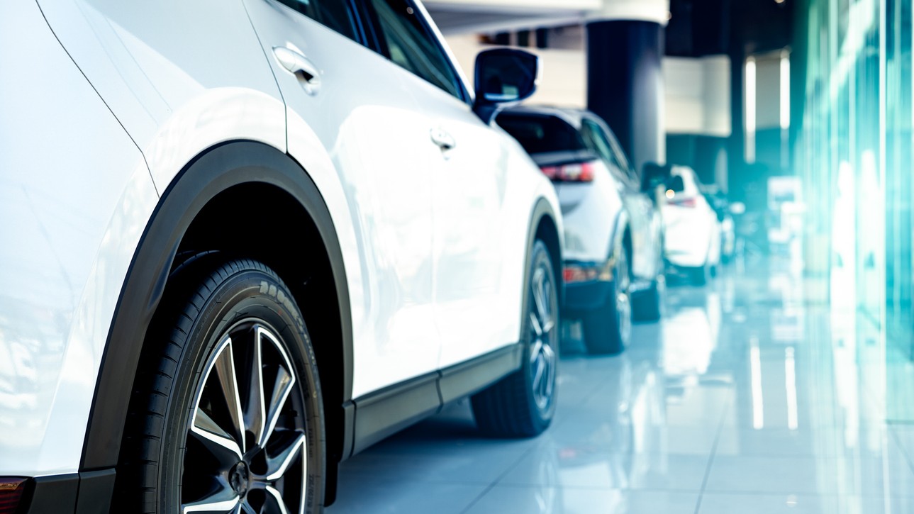 Nové auto opúšťa predajňu a okamžite stráca prvú štvrtinu svojej hodnoty – čísla z roku 2026 ukazujú, že elektromobily klesajú ešte rýchlejšie než ich spaľovacie náprotivky. 