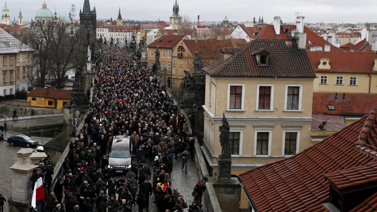Lech Wałęsa będzie reprezentować prezydenta Bronisława Komorowskiego podczas piątkowych uroczystości pogrzebowych Vaclava Havla w Pradze - poinformowała Kancelaria Prezydenta.