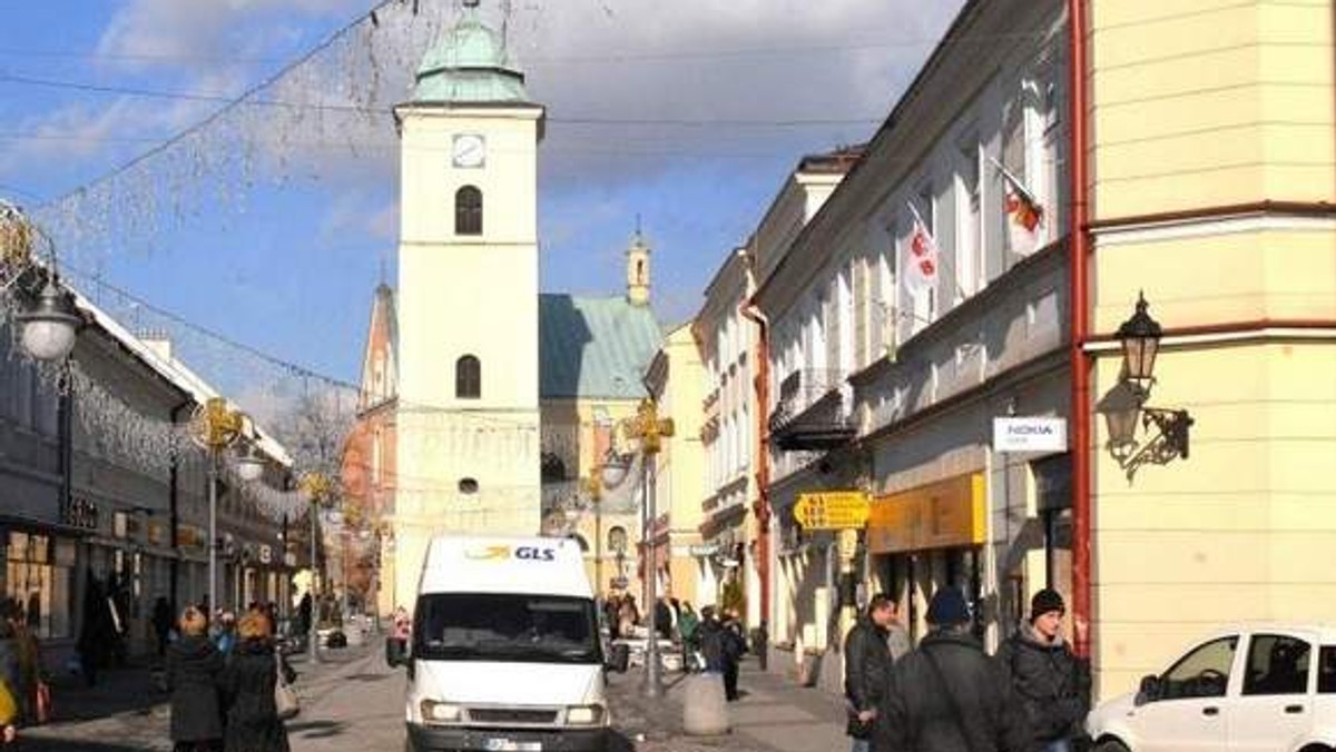 Mieszkańcy Rzeszowa mają dość aut rozjeżdżających ul. 3 Maja w Rzeszowie. Proponują, by na deptaku wprowadzić zakaz ruchu.