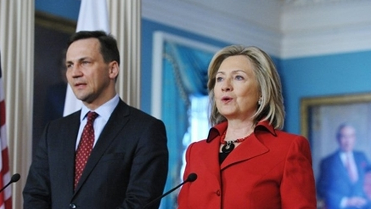Podczas dwustronnej rozmowy w Brukseli sekretarz stanu USA Hillary Clinton podziękowała ministrowi Radosławowi Sikorskiemu za zaangażowanie Polski w Libii - poinformowało w środę wieczorem MSZ.