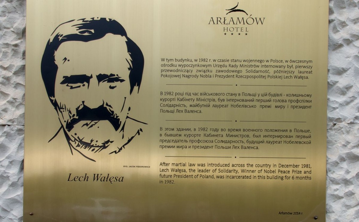 Tablica Lecha Wałęsy na ścianie hotelu w Arłamowie, gdzie internowany był pierwszy przewodniczący Solidarności