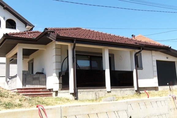 OVO JE NAPUŠTENA KUĆA POZNATOG PARA Uložili brdo novca, pa se javno prepucavali kome će pripasti: Danas tu niko ne živi (Foto)