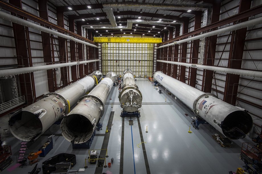 Hangar z używanymi pierwszymi stopniami rakiet Falcon 9