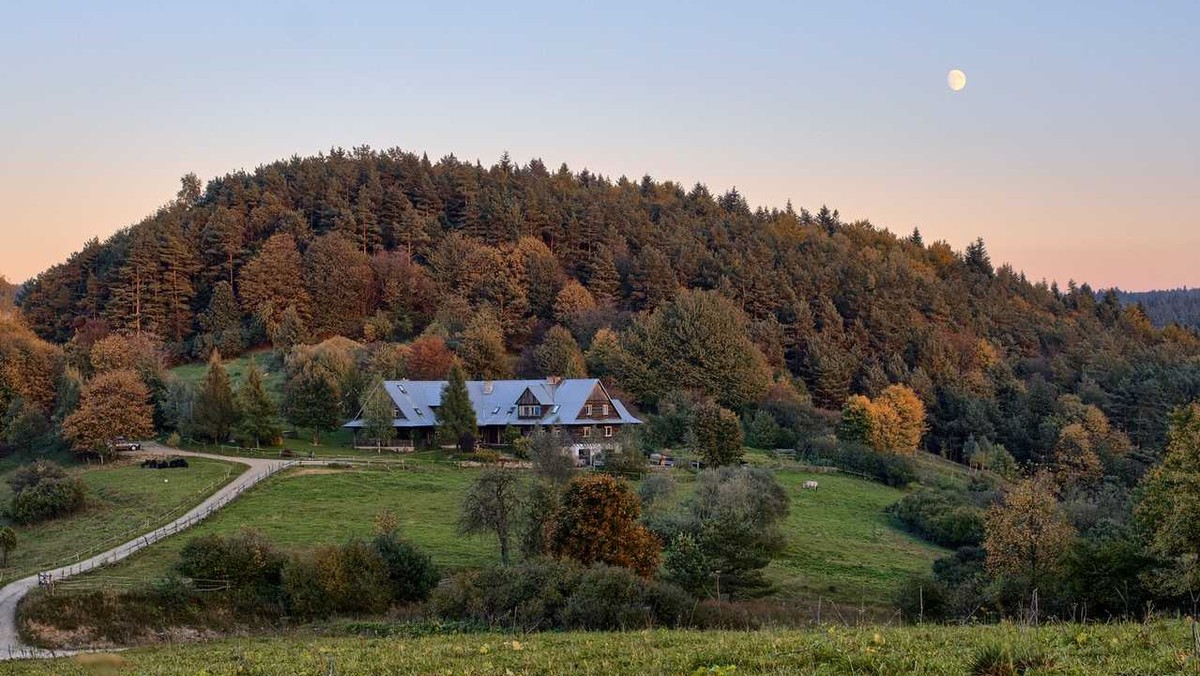 Ona - skrzypaczka i fizjoterapeutka, on - ceramik, zakochany w górach. Poznali się w stolicy, skąd oboje pochodzą i którą dobrowolnie opuścili. Bezpowrotnie, bo dziś życia w mieście żadne z nich sobie nie wyobraża.