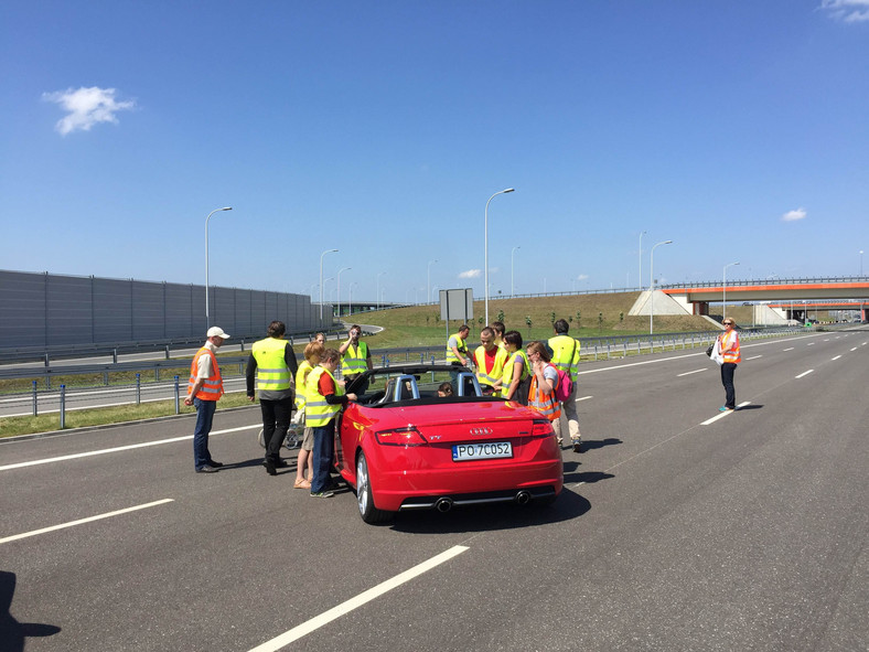 Niewidome dzieci poznają autostradę