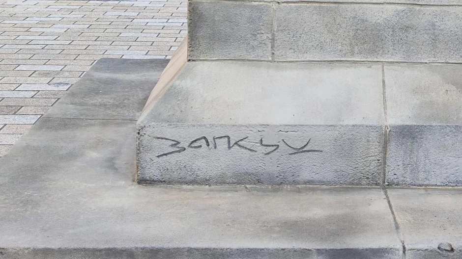 Potpis koji liči na Benksijev ugraviran je na postolju | Foto: BBC