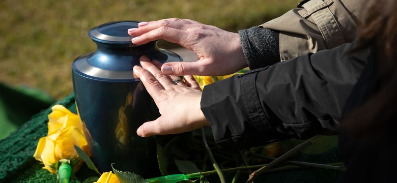 Pijany zabrał z cmentarza urnę z prochami ojca i wiózł ją tramwajem
