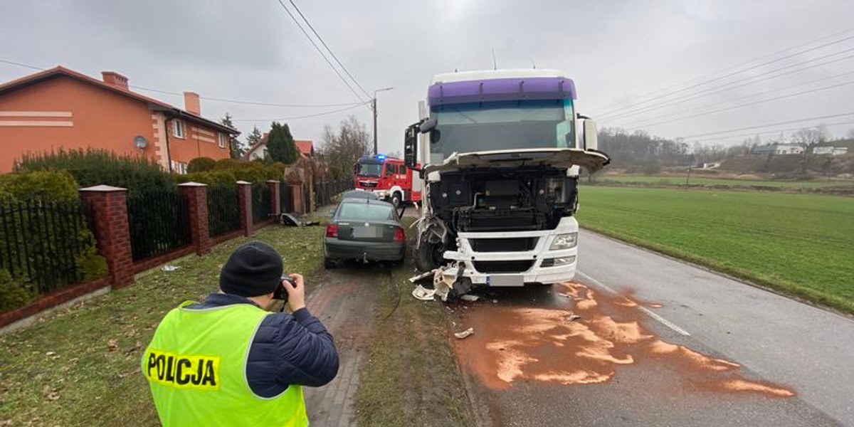 Czołowe zderzenie volkswagena z ciężarówką na trasie Kwidzyn – Podzamcze.