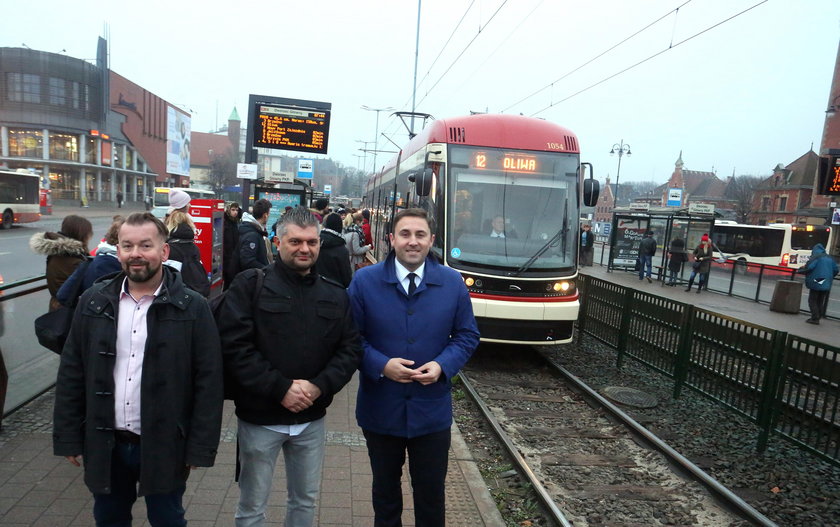 Wiceprezydent Gdańska, Piotr Borawski, Sebastian Zomkowski i Zygmunt Gołąb z ZTM oraz Jędrzej Sieliwończyk z urzędu miasta Gdańska