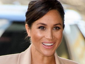 Meghan Markle gyönyörű kontyban, és a világ legdrágább szettjében ment színházba