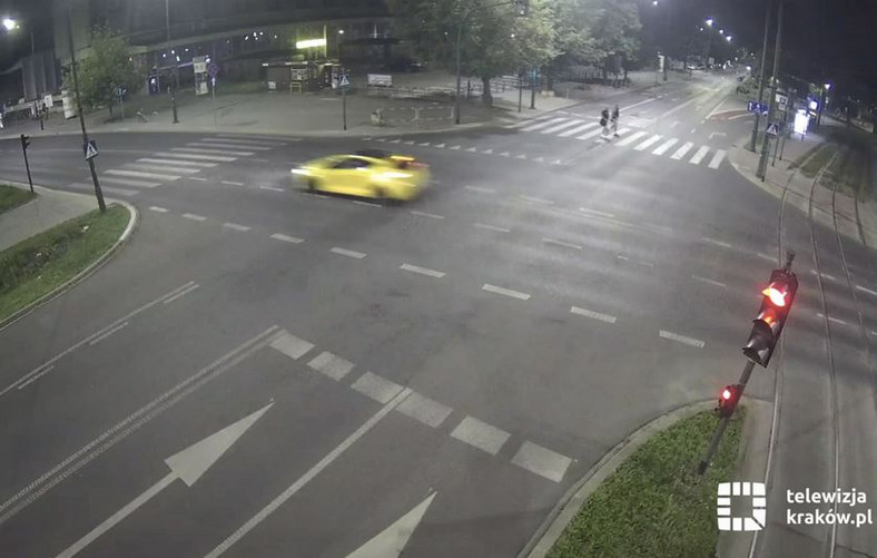 Samochód mknący po ulicach Krakowa