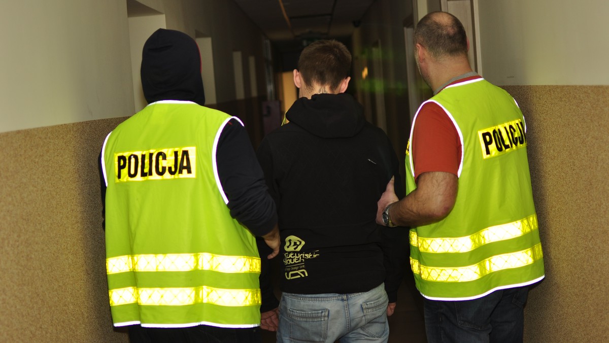 Łódzcy policjanci zatrzymali dziś 22-latka, który wczoraj, po południu ostrzelał wiatę na przystanku. Użył pistoletu pneumatycznego na kulki. Na szczęście na przystanku nikogo nie było. Mężczyzna odpowie teraz za zniszczenia oszacowane na ponad 500 złotych. Grozi mu do pięciu lat więzienia.