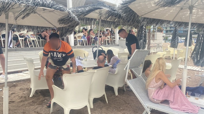 Jelena sedi u kafiću i brine o Damjanu