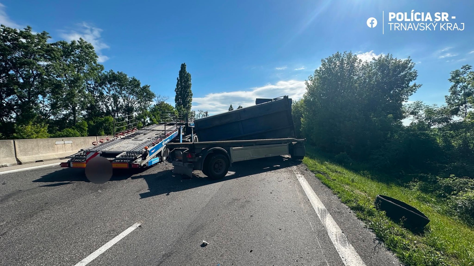 Následky zrážky kamiónov na diaľnici D1 v smere z Bratislavy do Trnavy