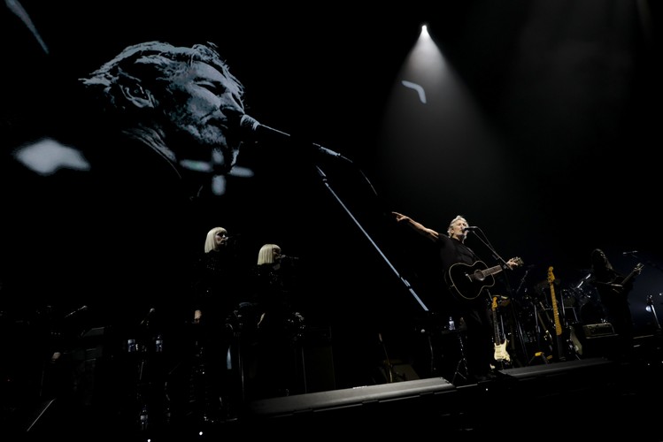 Roger Waters podczas koncertu w Lizbonie w maju 2018 roku w ramach trasy Us +Them