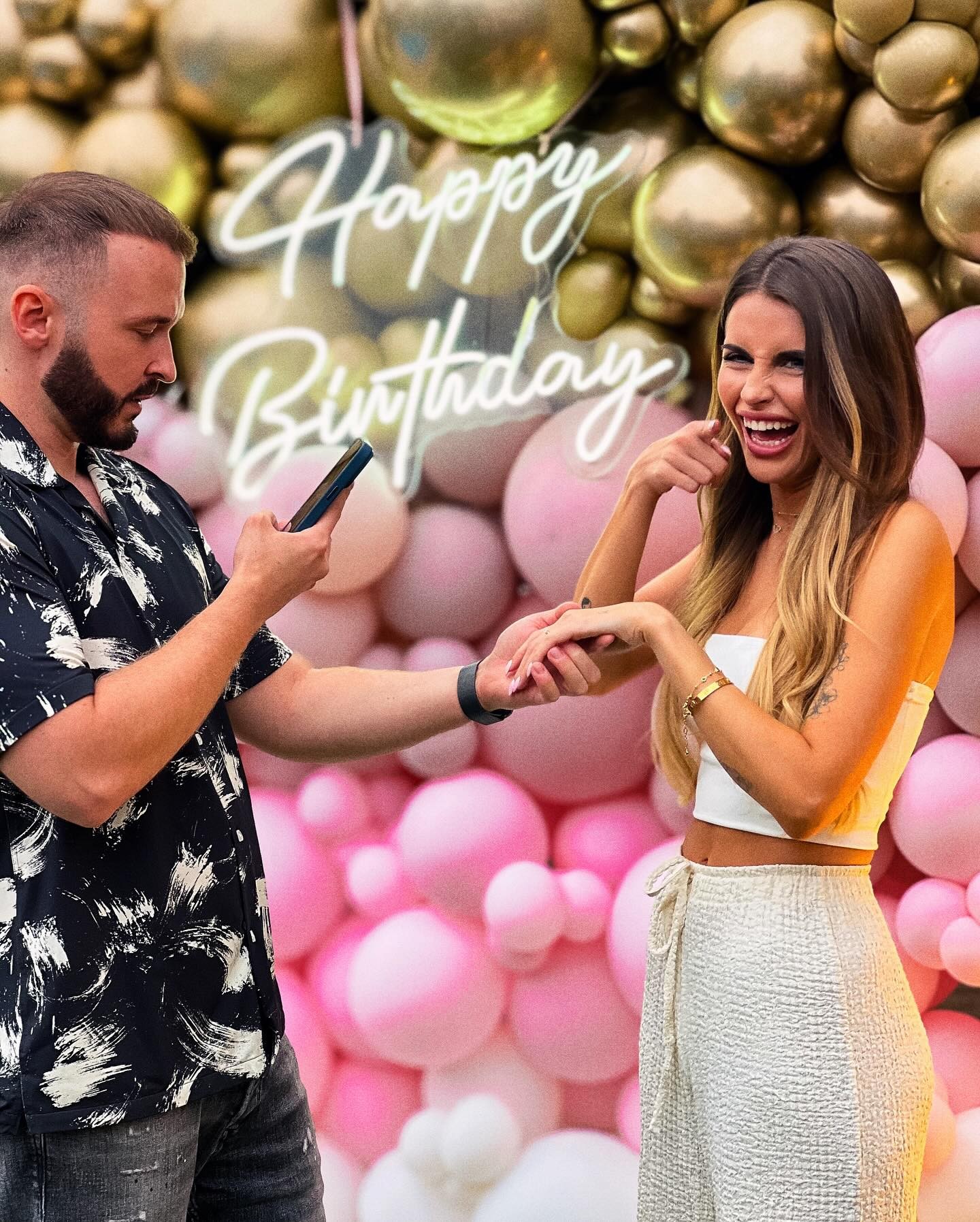 Influencer a komik Matej Zrebný s manželkou Martinou.