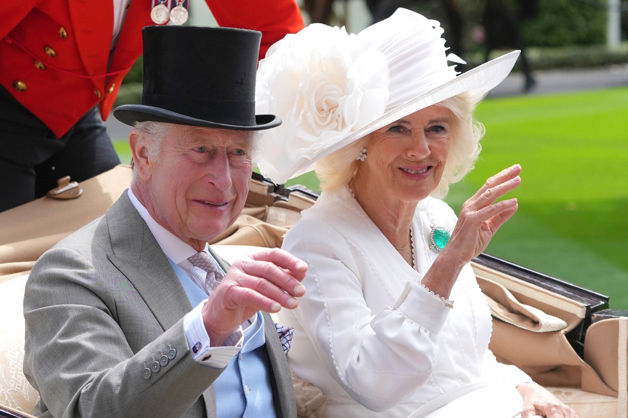 Na archívnej snímke z 20. júna 2024 britský kráľ Karol III. a kráľovná Camilla.
