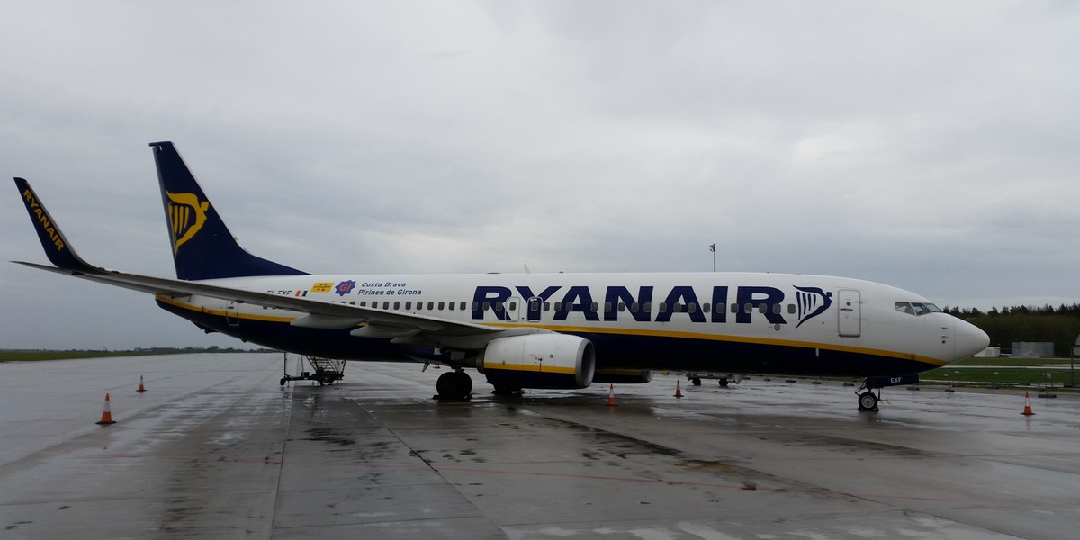 Samolot linii Ryanair na płycie lotniska Warszawa-Modlin