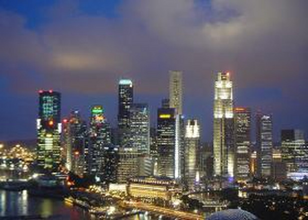 Singapur nocą, autor: Huaiwei, licencja: Creative Commons 2.5