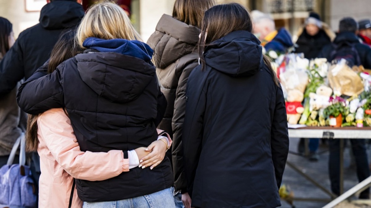 Ljudi odaju počast žrtvama požara ispred bara u Kran-Montani, Švajcarska 2. januara