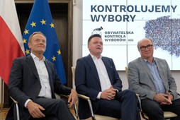 Lider ugrupowania Polska 2050 Szymon Hołownia, przewodniczący Platformy Obywatelskiej Donald Tusk i współprzewodniczący Nowej Lewicy Włodzimierz Czarzasty