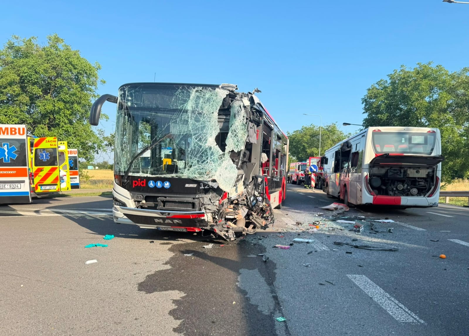 Medzi českými obcami Buštěhrad a Lidice sa zrazili dva autobusy.