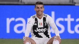 Ez nem volt szép! A magassága miatt alázta porig az ellenfelét Cristiano Ronaldo – videó