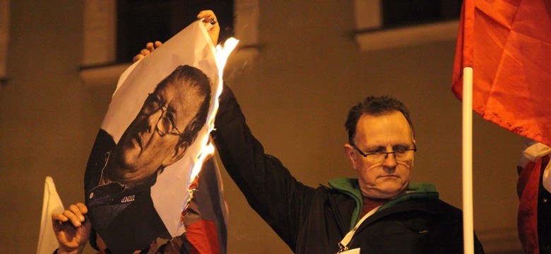 Marsz narodowców we Wrocławiu. Spalili zdjęcia Michnika, Wałęsy i Baumana