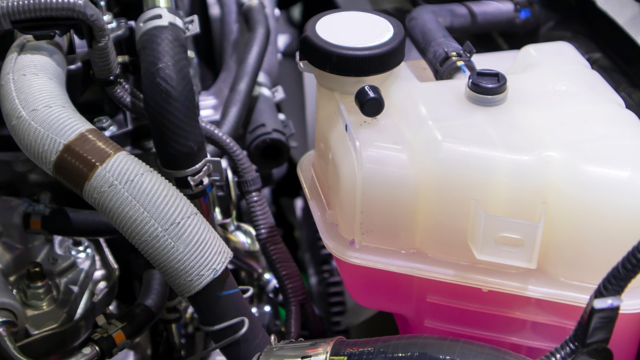 Chladiaca kvapalina nie je večná: Prečo hnedý kal v nádržke veští katastrofu? 