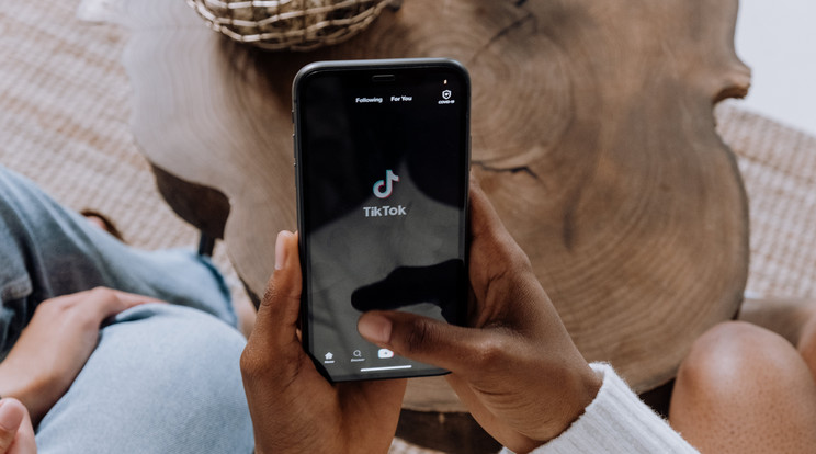 A TikTok módosította a szabályzatát, de elméletileg nem tartották be azt. / Fotó: Pexels, Illusztráció