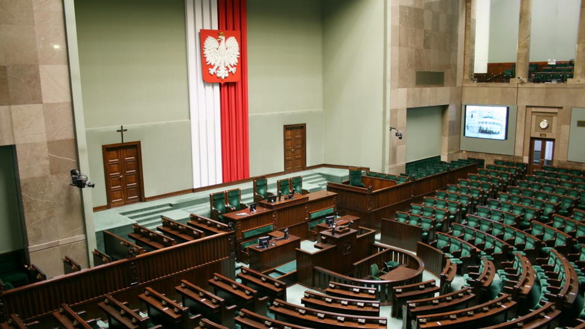 Ekonomiści i organizacje biznesowe ostrzegają przed kolejną falą kryzysu, która czeka w tym roku polską gospodarkę. Ale Sejm ma w najbliższym czasie toczyć spory światopoglądowe, zamiast zająć się kryzysem – stwierdza "Rzeczpospolita".