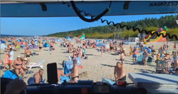 Szokujące zachowanie plażowiczów nad Bałtykiem. Wóz strażacki na sygnale musiał lawirować między nimi