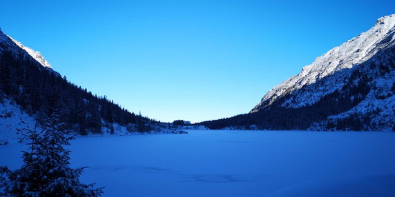 Morskie Oko widok na schronisko