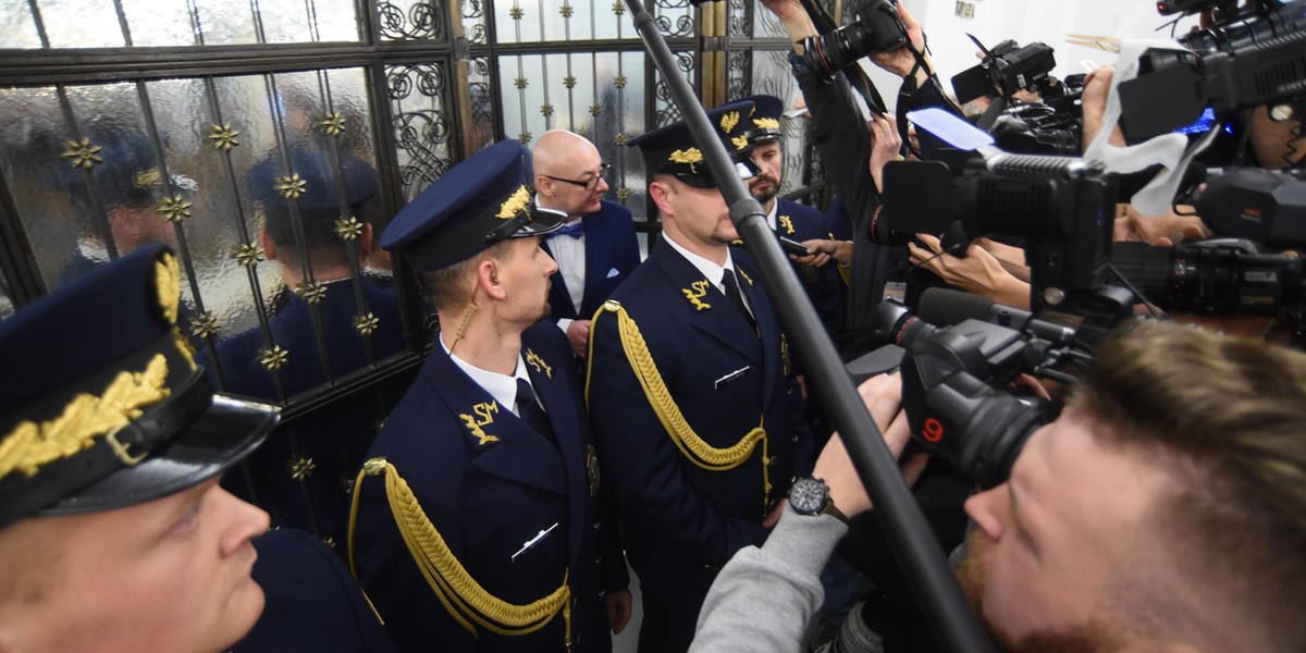 Skandal w Sejmie, zablokowana mównica i obrady przeniesione do sali kolumnowej