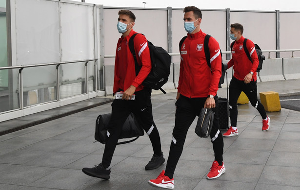 Zawodnicy piłkarskiej reprezentacji Polski Jan Bednarek (L), Arkadiusz Milik (C) i Piotr Zieliński (P) na Lotnisku im. Fryderyka Chopina w Warszawie