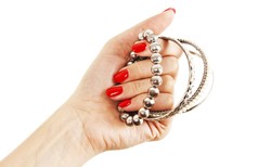 Jak na skórę wpływa złoto, srebro i platyna [WIDEO]