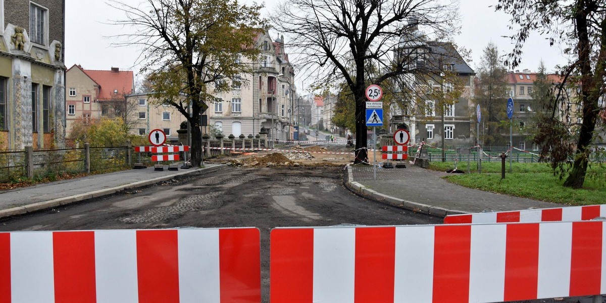 Ewakuacja w Dzierżoniowie. Pod mostem znaleziono trotyl