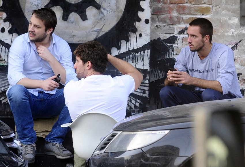 Viktor s prijateljima na kafi