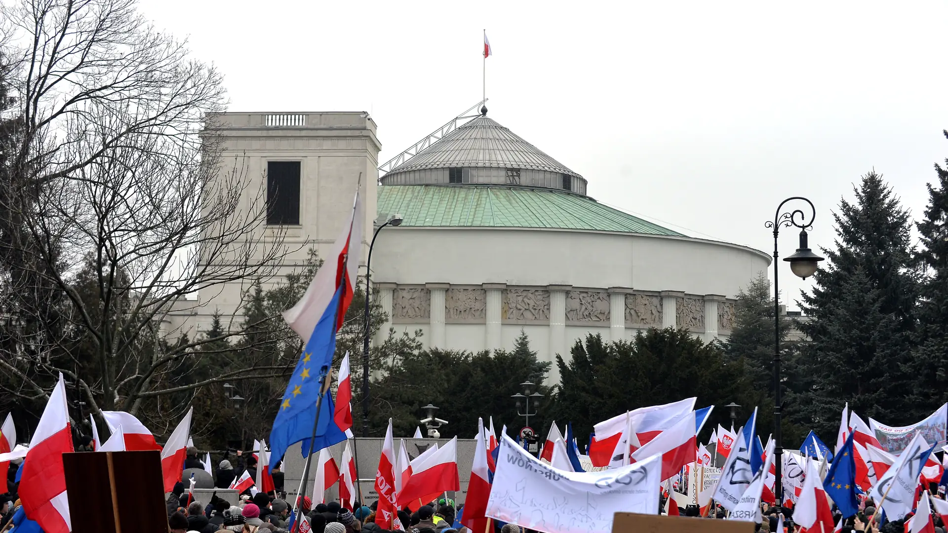 Protesty pod Sejmem widziane z drugiej strony. Minister Błaszczak wylicza winnych, a lista jest bardzo długa