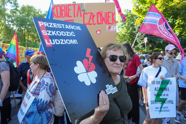 "Politycy zawiedli kobiety!". Protest pod Sejmem po odrzuceniu ustawy dot. aborcji