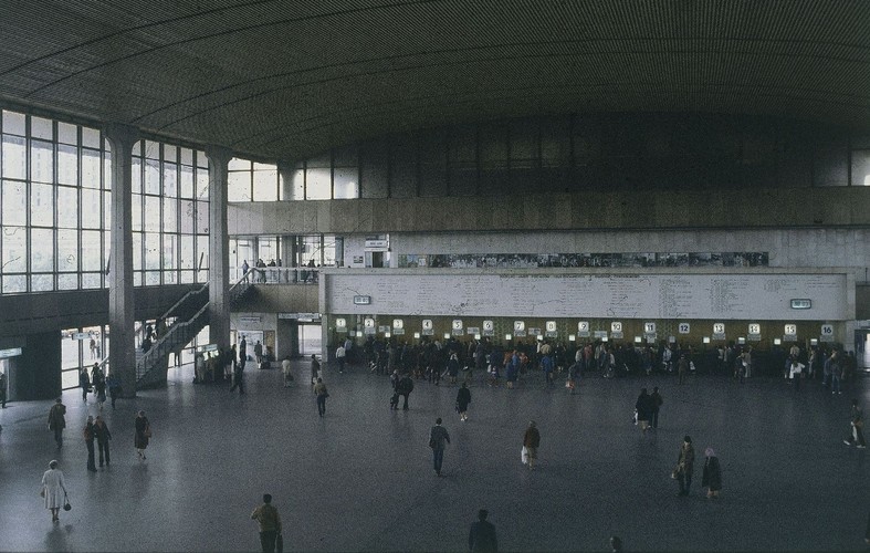 <strong>Wczoraj: Dworzec Centralny</strong>
<br></br>Do 1944 r. centralnym dworcem Warszawy był Dworzec Główny, który został zniszczony przez Niemców po powstaniu warszawskim. Lokalizacja nowego centralnego dworca kolejowego dla stolicy w obecnym miejscu została wyznaczona przez Biuro Odbudowy Stolicy w 1946 r.
<br></br>
W 1972 r. podjęto decyzję o budowie nowoczesnego dworca dalekobieżnego. Ukończono go 5 grudnia 1975 i wkrótce potem przejął on obsługę większości pociągów dalekobieżnych w Warszawskim Węźle Kolejowym
<br></br>
Na zdj.: Dworzec Centralny w Warszawie (1977–1978). Autor: Siemaszko Zbyszko. Ze zbiorów Narodowego Archiwum Cyfrowego. www.nac.gov.pl
<br></br>