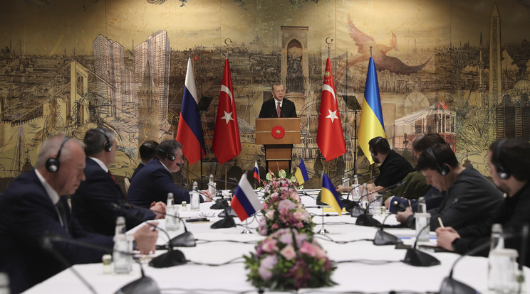 A török elnökség által közreadott képen Recep Tayyip Erdogan török államfő (k) köszönti a delegáltakat az orosz-ukrán béketárgyalások újabb fordulója előtt Isztambulban / Fotó: MTI/AP/Török elnökség