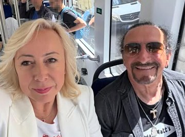 ŽELJKO BEBEK SA 34 GODINE MLAĐOM SUPRUGOM U TRAMVAJU: Poznati par privukao veliku pažnju prisutnih, ovako provode vreme: "Malo uspomena"