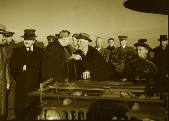 Aby samochody z szacownymi gośćmi mogły dotrzeć to Jałty czerwonoarmiści wydeptali cały ponad 130-kilometrowy szlak z lotniska w Saki. Na zdjęciu prezydent Roosevelt za chwilę ruszy z lotniska Jałty.