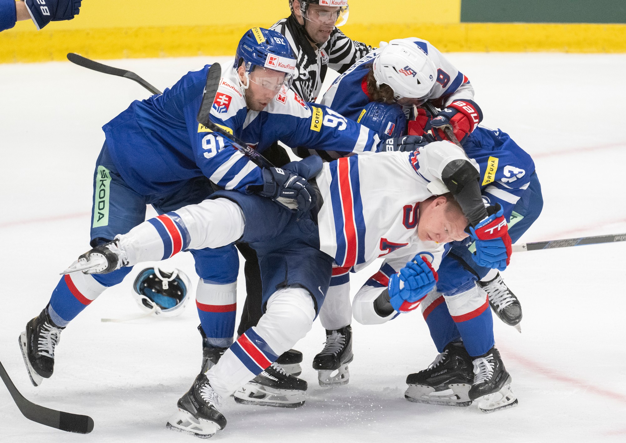 Matúš Sukeľ, vpravo František Gajdoš (obaja Slovensko), uprostred Brady Tkachuk a v pozadí Trevor Zegras (obaja USA) sa bijú.