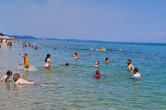 "GOSPOĐA SE ŠETA GOLA PO BALKONU, NAMERNO OKREĆE ZADNJICU I PROVOCIRA" Haos na jadranskom primorju zbog "ludih" turista: Gazda im isključio struju i promenio brave, a potom su i UHAPŠENI