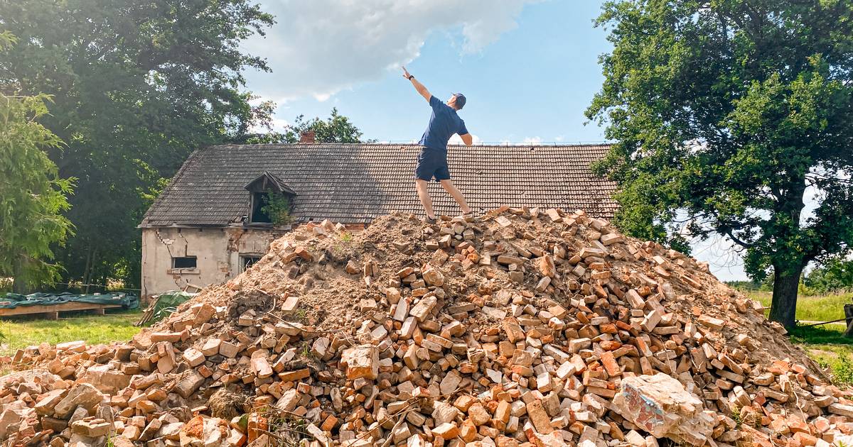 Kupili opuszczony dom. "Wejścia broniły w zasadzie tylko chwasty"