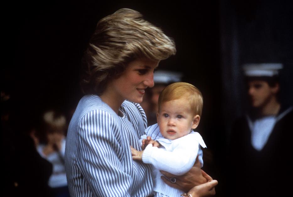 Diana hercegnő és a kis Harry még 1985-ben; azt nem tudni, a baba öröklie Harry vörös tincseit / Fotó: Norhtfoto 